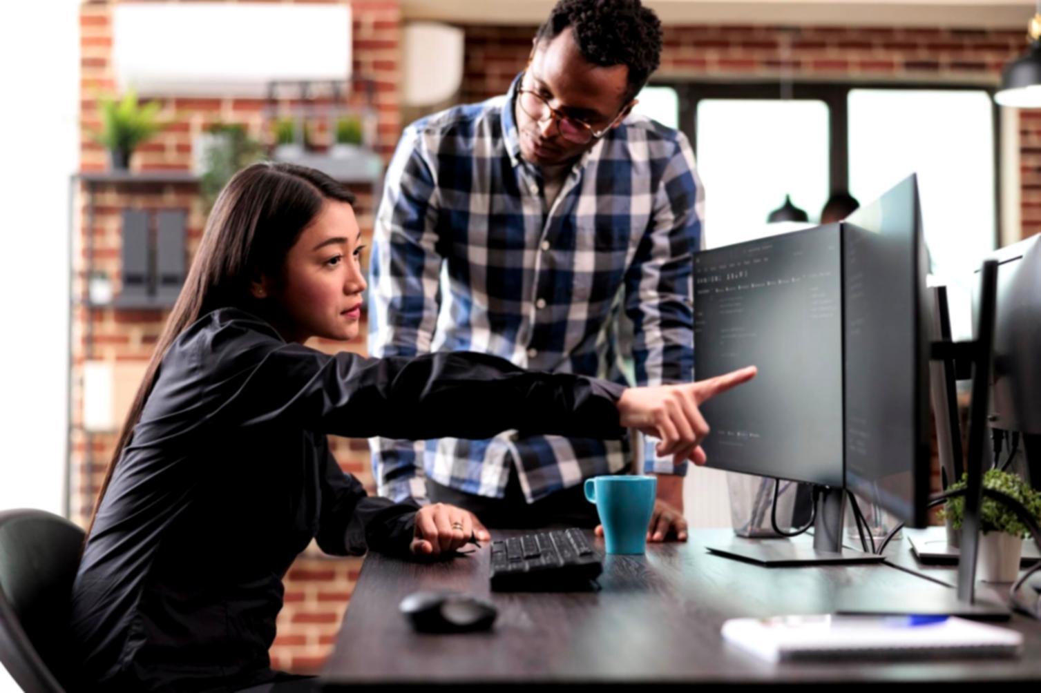 Docente che spiega principi di UX design a un gruppo di studenti