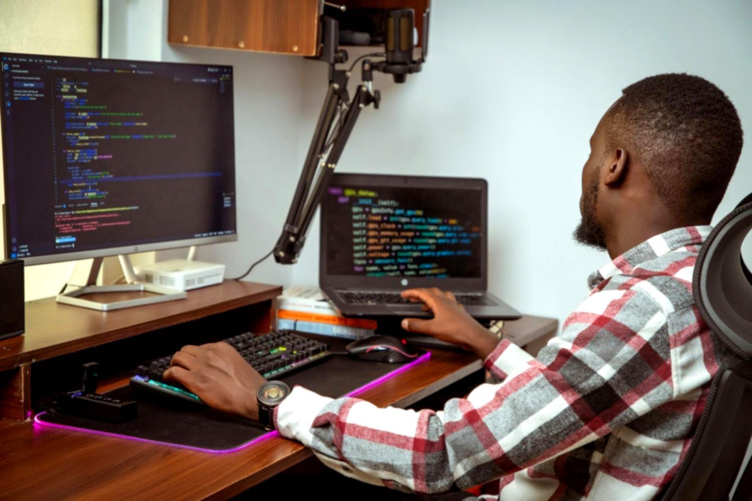 Team di lavoro che discute progetti di user experience in un ambiente collaborativo